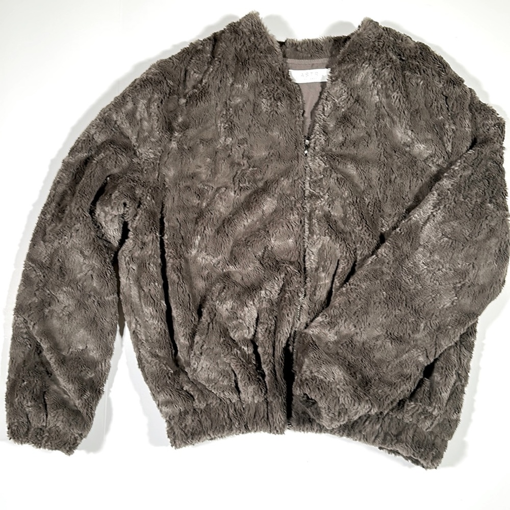 ASTR The Label faux fur zip up bomber jacket in size large. Beautiful dove grey